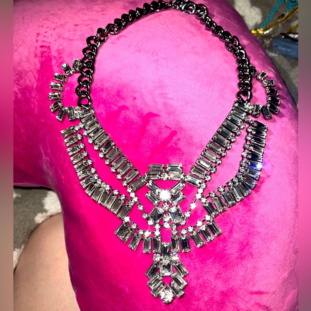 STATEMENT NECKLACE. NWOT. SILVER & BLING. VERY UNIQUE & RARE PIECE! NEVER WORN